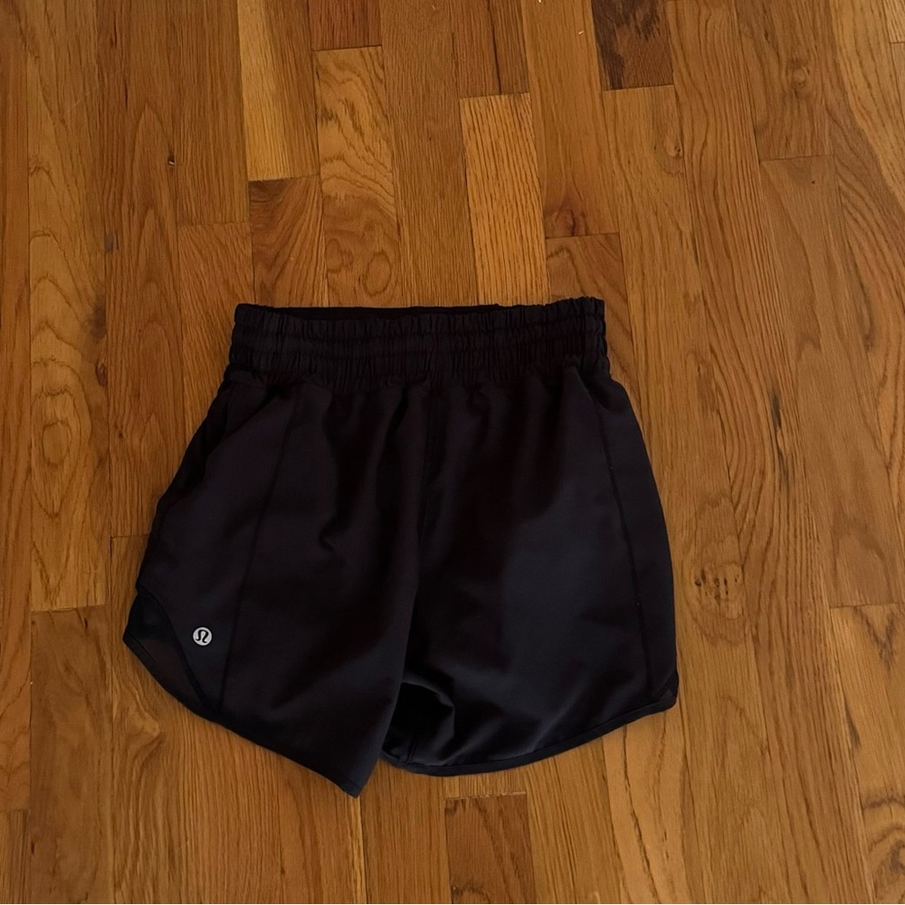 Lululemon Hotty Hot high rise short, size 2, 4”